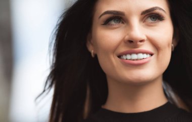 Kadının güzel dişler ve mükemmel bir gülümseme ile yakın çekim