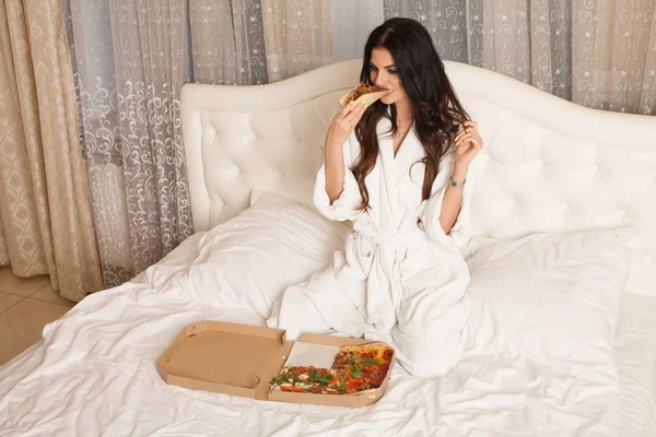 イタリアのピザのスライスを食べる女 セクシーなブルネットは ファーストフードを消費します 健康的な食事とダイエットの概念 — ストック写真