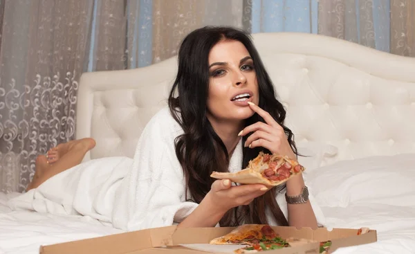 Kobieta Jedzenie Kawałek Pizzy Włoskiej Seksowna Brunetka Zużywają Fast Food — Zdjęcie stockowe