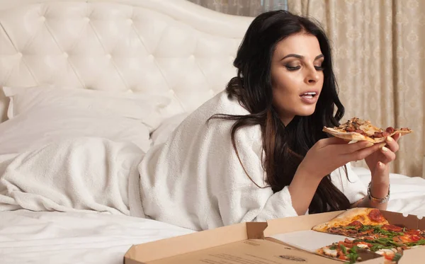Mulher Comer Uma Fatia Pizza Italiana Morena Sexy Consome Fast — Fotografia de Stock