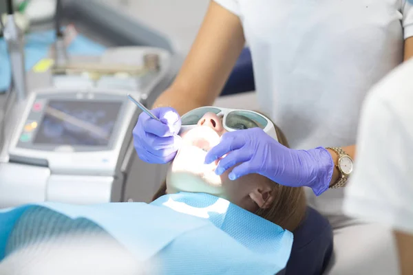 Cura Dentale Trattamento Molare Giovane Paziente Visitando Studio Dentista — Foto Stock