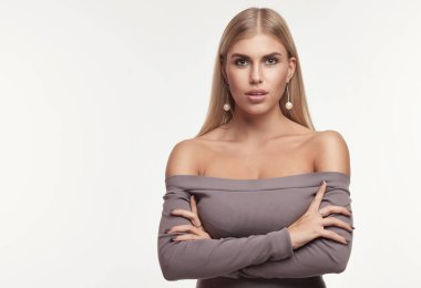 Kadın kılığında stüdyo portre kavramı