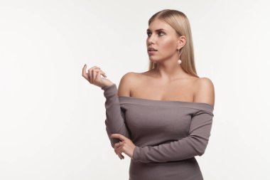 Kadın kılığında stüdyo portre kavramı