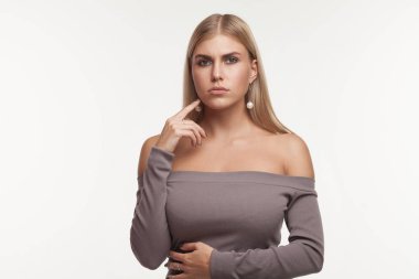 Kadın kılığında stüdyo portre kavramı