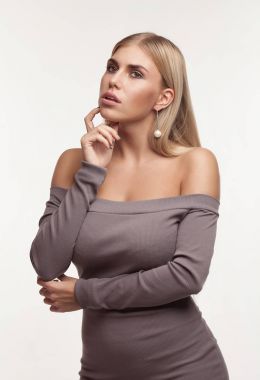 Kadın kılığında stüdyo portre kavramı