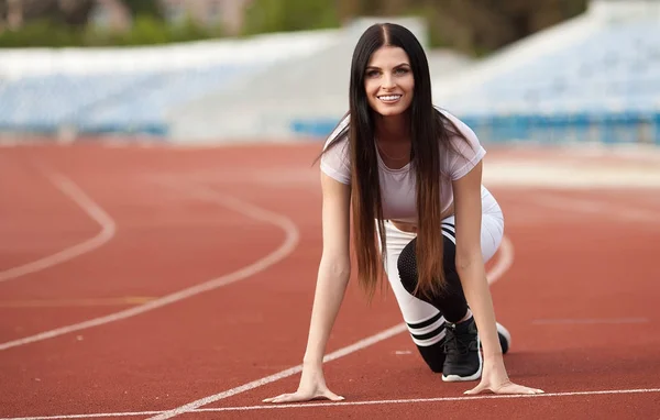 Αθλήτρια Στην Θέση Που Είναι Έτοιμη Τρέξει Νεαρή Γυναίκα Έτοιμη — Φωτογραφία Αρχείου
