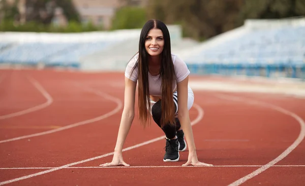 Atleta Feminina Posição Pronta Para Correr Jovem Pronta Para Sprint — Fotografia de Stock