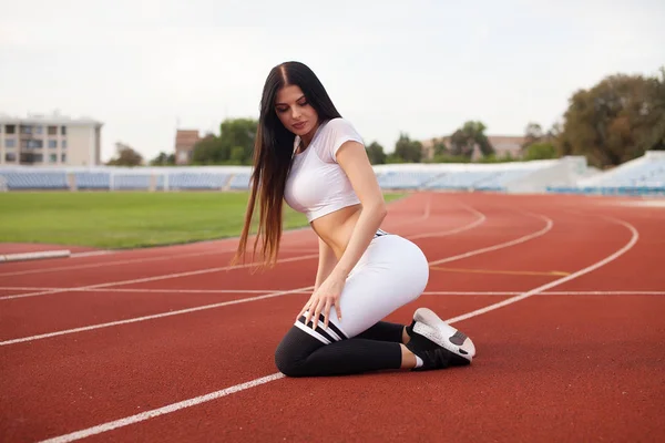 健康年轻女子健身前伸展运动在体育场 — 图库照片