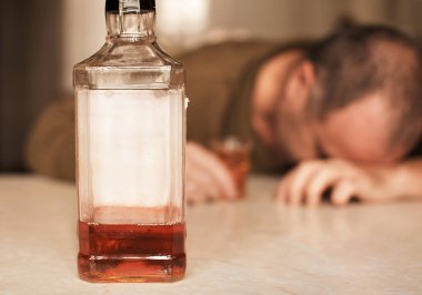 Masada Uyuyan adam alkol bağımlısı. Üzgün üzgün erkek yetişkin having zahmetli ile alkol.