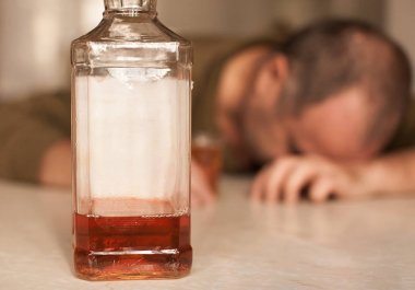 Masada Uyuyan adam alkol bağımlısı. Üzgün üzgün erkek yetişkin having zahmetli ile alkol.