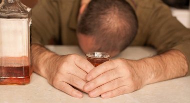 Masada Uyuyan adam alkol bağımlısı. Üzgün üzgün erkek yetişkin having zahmetli ile alkol.