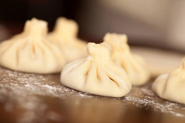 Hıngel, köfte, ellerimle yemek hamur et. büyük. Sulu et elinde kurulamak için baharatlı otlar ile bir hamur olarak. Lezzetli sıcak Georgian, Doğu, Buryat yemek. Poz veriyor, buzes, Hıngel ile et suyu.