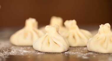 Hıngel, köfte, ellerimle yemek hamur et. büyük. Sulu et elinde kurulamak için baharatlı otlar ile bir hamur olarak. Lezzetli sıcak Georgian, Doğu, Buryat yemek. Poz veriyor, buzes, Hıngel ile et suyu.