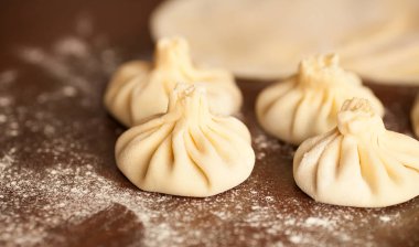 Hıngel, köfte, ellerimle yemek hamur et. büyük. Sulu et elinde kurulamak için baharatlı otlar ile bir hamur olarak. Lezzetli sıcak Georgian, Doğu, Buryat yemek. Poz veriyor, buzes, Hıngel ile et suyu.