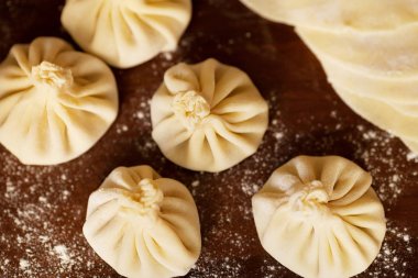 Hıngel, köfte, ellerimle yemek hamur et. büyük. Sulu et elinde kurulamak için baharatlı otlar ile bir hamur olarak. Lezzetli sıcak Georgian, Doğu, Buryat yemek. Poz veriyor, buzes, Hıngel ile et suyu.