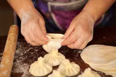 Hıngel, köfte, ellerimle yemek hamur et. büyük. Sulu et elinde kurulamak için baharatlı otlar ile bir hamur olarak. Lezzetli sıcak Georgian, Doğu, Buryat yemek. Poz veriyor, buzes, Hıngel ile et suyu.