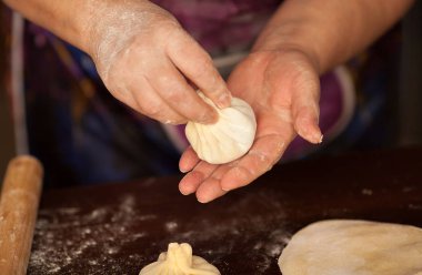 Hıngel, köfte, ellerimle yemek hamur et. büyük. Sulu et elinde kurulamak için baharatlı otlar ile bir hamur olarak. Lezzetli sıcak Georgian, Doğu, Buryat yemek. Poz veriyor, buzes, Hıngel ile et suyu.