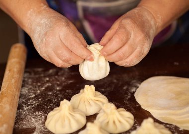 Hıngel, köfte, ellerimle yemek hamur et. büyük. Sulu et elinde kurulamak için baharatlı otlar ile bir hamur olarak. Lezzetli sıcak Georgian, Doğu, Buryat yemek. Poz veriyor, buzes, Hıngel ile et suyu.