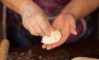 Hıngel, köfte, ellerimle yemek hamur et. büyük. Sulu et elinde kurulamak için baharatlı otlar ile bir hamur olarak. Lezzetli sıcak Georgian, Doğu, Buryat yemek. Poz veriyor, buzes, Hıngel ile et suyu.