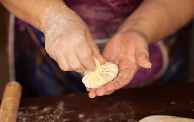 Hıngel, köfte, ellerimle yemek hamur et. büyük. Sulu et elinde kurulamak için baharatlı otlar ile bir hamur olarak. Lezzetli sıcak Georgian, Doğu, Buryat yemek. Poz veriyor, buzes, Hıngel ile et suyu.