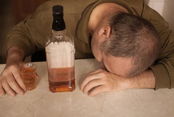 Masada Uyuyan Adam Alkol Bağımlısı Üzgün Üzgün Erkek Yetişkin Having — Stok fotoğraf