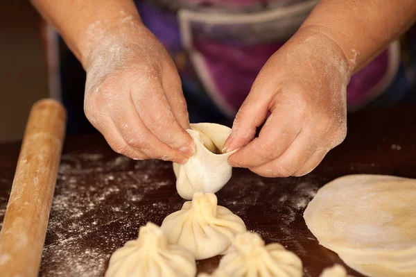 Hıngel, köfte, ellerimle yemek hamur et. büyük. Sulu et elinde kurulamak için baharatlı otlar ile bir hamur olarak. Lezzetli sıcak Georgian, Doğu, Buryat yemek. Poz veriyor, buzes, Hıngel ile et suyu.
