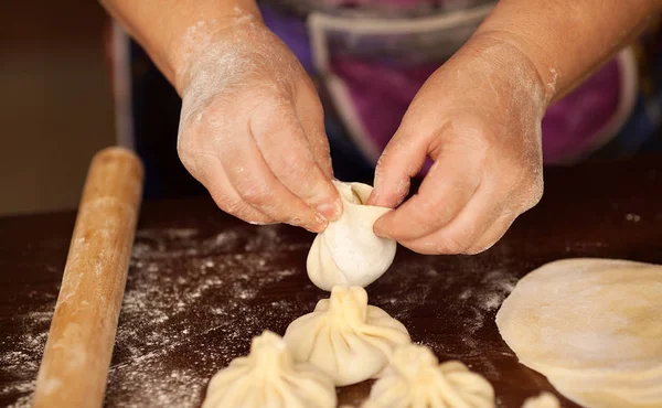 Hıngel, köfte, ellerimle yemek hamur et. büyük. Sulu et elinde kurulamak için baharatlı otlar ile bir hamur olarak. Lezzetli sıcak Georgian, Doğu, Buryat yemek. Poz veriyor, buzes, Hıngel ile et suyu.