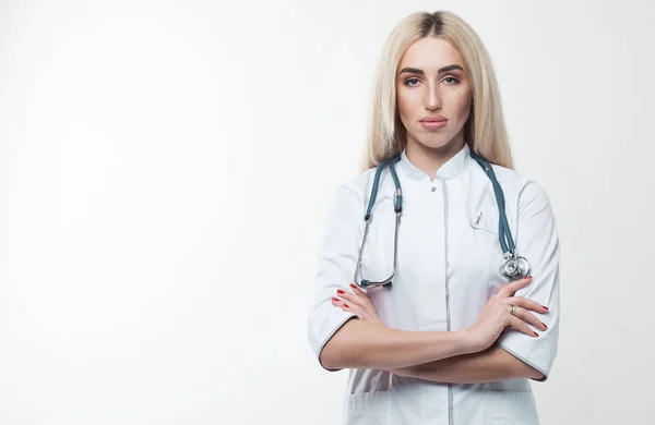 Vrouw Medic Staande Met Stethoscoop Geïsoleerd Wit Ruimte Kopiëren — Stockfoto