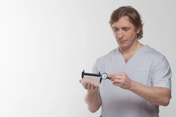 Ölçüm Sistemi Doktor Elinde Implant — Stok fotoğraf