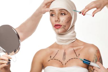 Kadın kozmetik enjeksiyon alır. Bandajlı yüz plastik cerrahi sonra güzel bir kadın. Güzellik ve estetik ameliyat kavramı