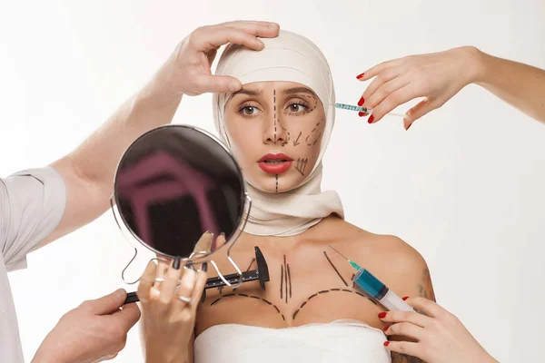Kadın kozmetik enjeksiyon alır. Bandajlı yüz plastik cerrahi sonra güzel bir kadın. Güzellik ve estetik ameliyat kavramı