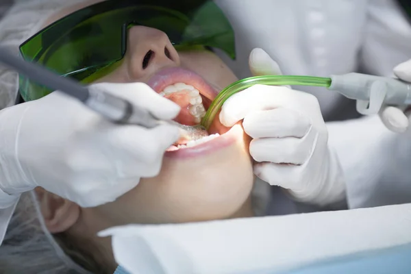 Γιατρός Οδοντίατρος Αντιμετωπίζει Δόντια Ενός Όμορφου Ασθενή Νεαρή Κοπέλα Κορίτσι — Φωτογραφία Αρχείου
