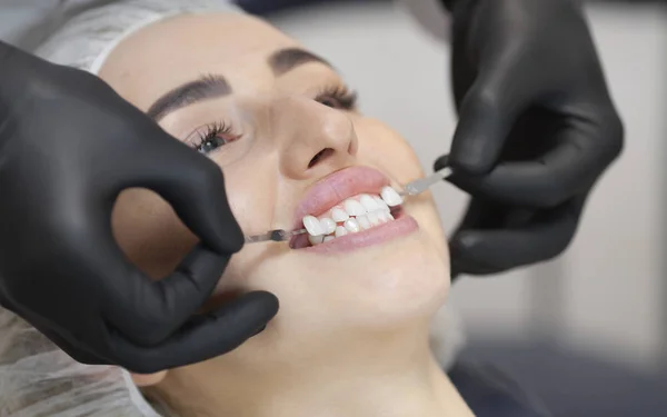 Όμορφη Ευρωπαϊκή Γυναίκα Χαμόγελο Υγιή Λεύκανση Δοντιών Οδοντιατρική Φροντίδα Σετ — Φωτογραφία Αρχείου