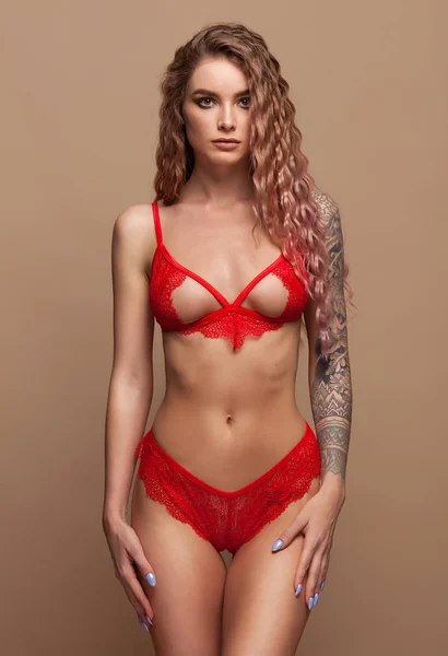 Retrato Jovem Bela Mulher Tatuada Sexy Com Maquiagem Elegante Tatuagem — Fotografia de Stock