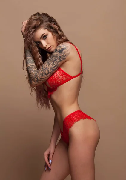 Retrato Jovem Bela Mulher Tatuada Sexy Com Maquiagem Elegante Tatuagem — Fotografia de Stock