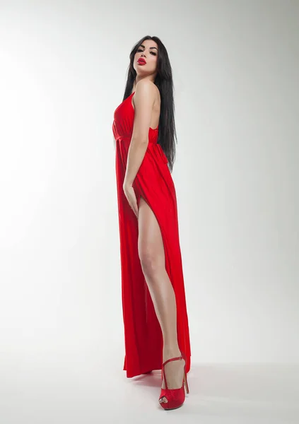 Mujer Atractiva Provocativa Con Pelo Largo Morena Posando Vestido Rojo —  Fotos de Stock