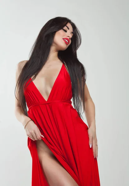 Provocativa Donna Sexy Con Lunghi Capelli Castani Posa Abito Rosso — Foto Stock