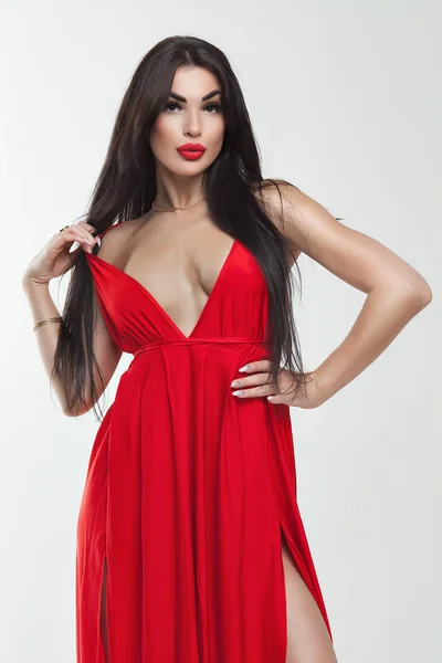Prowokacyjny Seksowny Kobieta Długo Brunetka Włosy Pozowanie Skąpym Przylegają Czerwona — Zdjęcie stockowe