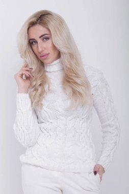 Çok güzel sarışın kadın sıcak örme kazak üzerine açık gri renkli