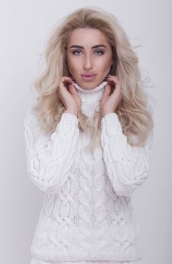 Çok güzel sarışın kadın sıcak örme kazak üzerine açık gri renkli