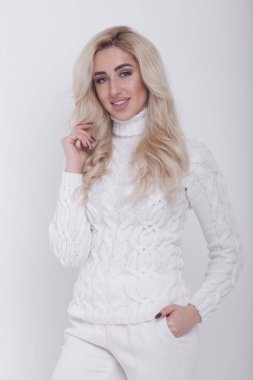 Çok güzel sarışın kadın sıcak örme kazak üzerine açık gri renkli