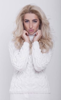 Çok güzel sarışın kadın sıcak örme kazak üzerine açık gri renkli