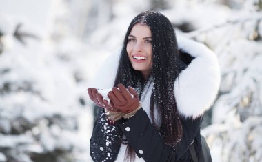 Karda oynayan genç bir kadın