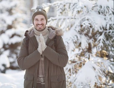 Kışın kar yakışıklı gülümseyen adam