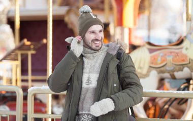 Kış giysileri içinde gülümseyen bir adam portresi