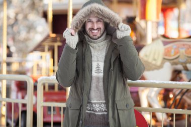 Yakışıklı adam parkta duran ve kameraya bakarak kış bez