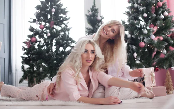 Två Glada Vackra Blonda Tjejer Sitter Pyjamas — Stockfoto
