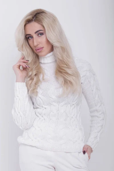 Wunderschöne Junge Blonde Frau Warmem Strickpullover Auf Hellgrauem Hintergrund — Stockfoto