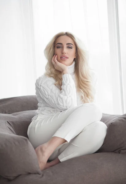 Sexy Blondes Mädchen Weißen Pullover — Stockfoto