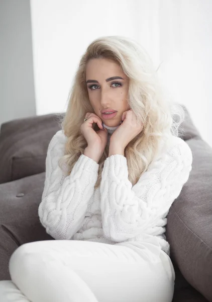 Sexy Blondes Mädchen Weißen Pullover — Stockfoto